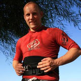 Carsten aus dem WAVE HAWAII Team im roten Shirt mit Trapez, dein Kontakt im Support