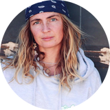 Elisa aus dem WAVE HAWAII Team mit Bandana, zuständig für Sales und Social Media